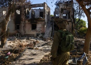 Familias celebran pacto de liberación parcial, pero exigen liberar a todos los rehenes israelíes