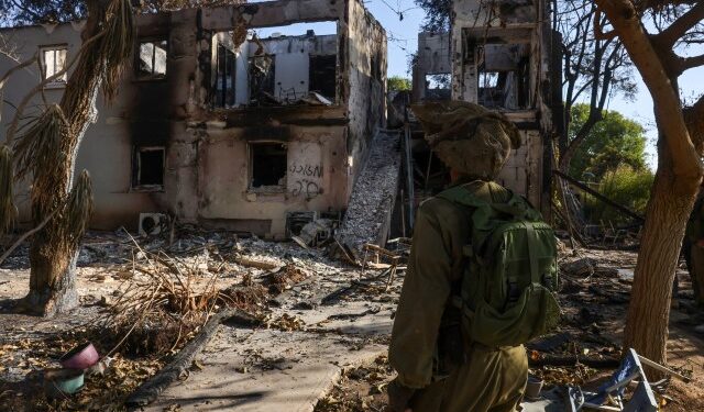 Familias celebran pacto de liberación parcial, pero exigen liberar a todos los rehenes israelíes
