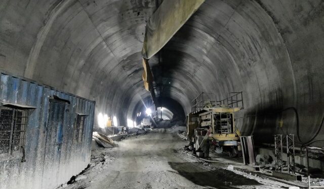 Rescatistas necesitarán dos días más para evacuar a obreros de un túnel en India
