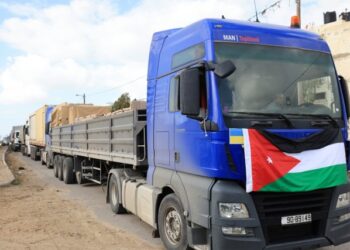 Entra nuevo convoy de camiones de ayuda desde Egipto en segundo día de la tregua en Gaza