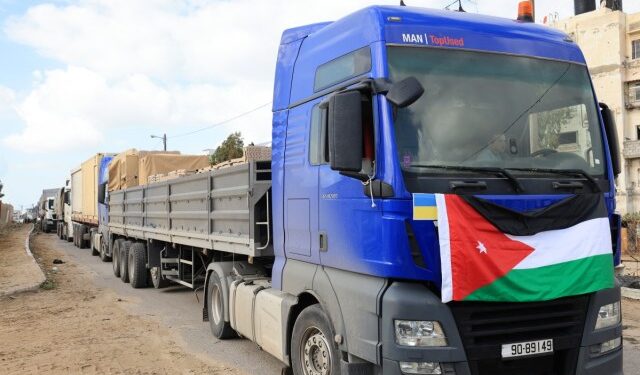 Entra nuevo convoy de camiones de ayuda desde Egipto en segundo día de la tregua en Gaza
