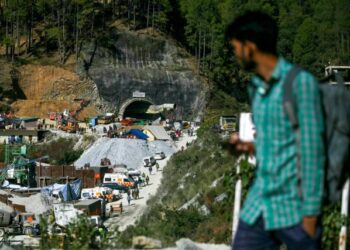 Últimos 14 metros para liberar a obreros atrapados en túnel en India