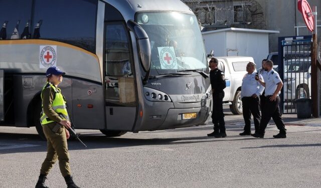 EN VIDEOS: El ambiente en torno al intercambio entre prisioneros palestinos y rehenes israelí