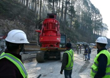 Nuevos percances en el rescate de 41 obreros atrapados en un túnel en India tras 14 días