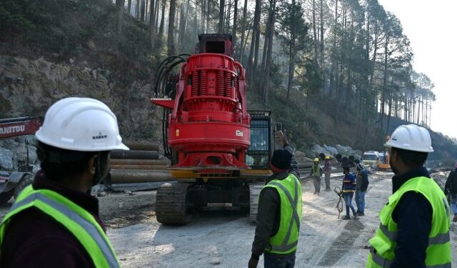 Nuevos percances en el rescate de 41 obreros atrapados en un túnel en India tras 14 días