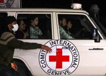 Israel confirmó que Hamás entregó a la Cruz Roja el tercer grupo de rehenes liberados