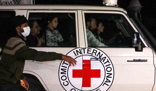 Israel confirmó que Hamás entregó a la Cruz Roja el tercer grupo de rehenes liberados