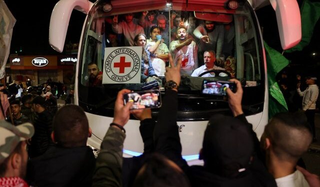 La tregua entre Israel y Hamás entra en su tercer día: se espera la liberación de otro grupo de rehenes