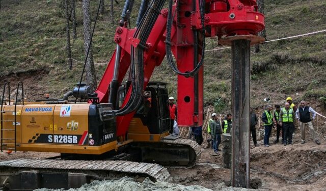 India intenta un plan B en el rescate de 41 obreros atrapados en un túnel tras 15 días