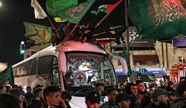 Tras liberación de rehenes por parte de Hamás, Israel libera a 39 presos palestinos