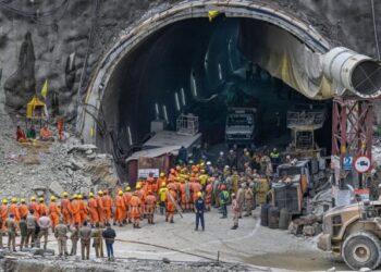 La India indemniza con 1.200 dólares a los 41 obreros rescatados tras 17 días en un túnel