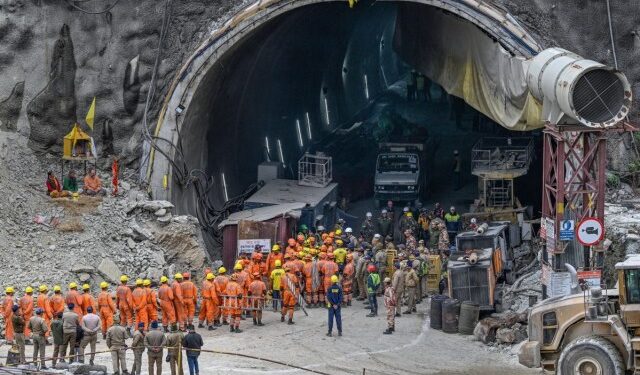 La India indemniza con 1.200 dólares a los 41 obreros rescatados tras 17 días en un túnel