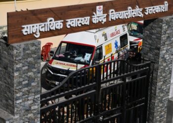 Los 41 obreros de la India se someten a un chequeo en el hospital tras rescate de 17 días