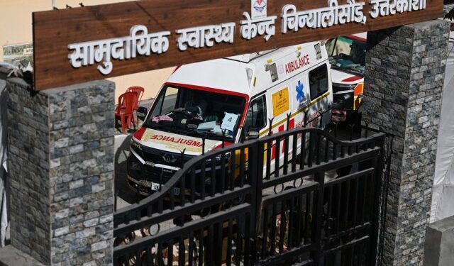 Los 41 obreros de la India se someten a un chequeo en el hospital tras rescate de 17 días