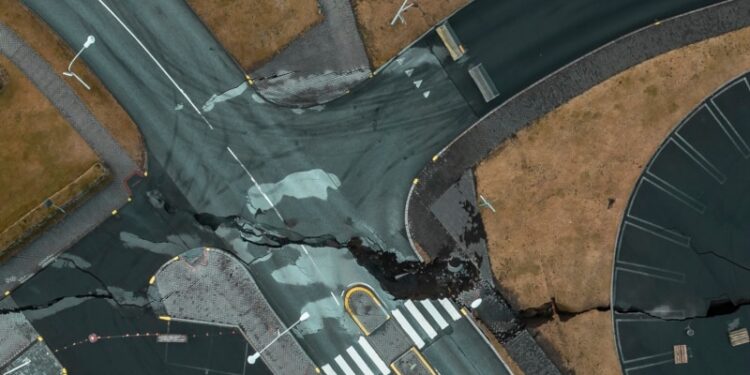 Pueblo de Islandia en vilo por posible erupción de volcán