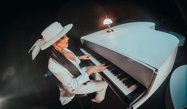 Abogada de “El Chapo” lanza carrera como cantante de música mexicana