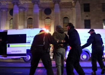 Premier de Irlanda condena disturbios cometidos por antiinmigrantes en el centro de Dublín