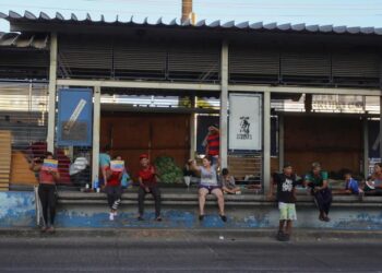 Migrantes venezolanos usaron estaciones de transporte público como albergues en Honduras