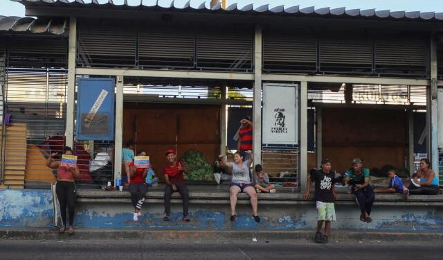 Migrantes venezolanos usaron estaciones de transporte público como albergues en Honduras