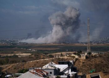 Tropas israelíes combaten con militantes palestinos en el norte de Gaza