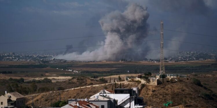 Tropas israelíes combaten con militantes palestinos en el norte de Gaza