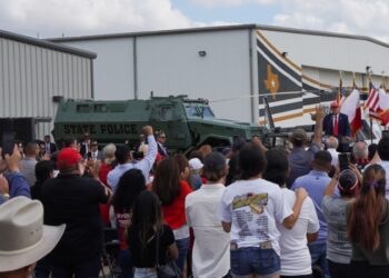 Trump visita frontera para promover dura agenda migratoria, recibe respaldo de gobernador de Texas