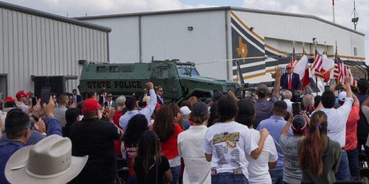 Trump visita frontera para promover dura agenda migratoria, recibe respaldo de gobernador de Texas