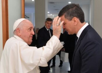 El Papa recibe tratamiento para problema pulmonar y reduce su agenda