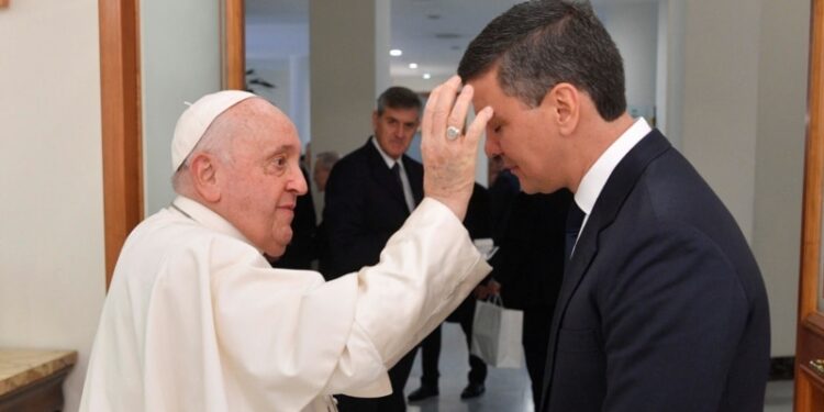 El Papa recibe tratamiento para problema pulmonar y reduce su agenda