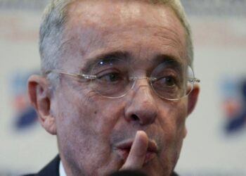 Colombia: Expresidente Uribe da versión ante Fiscalía sobre masacre cometida por paramilitares