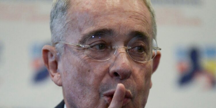 Colombia: Expresidente Uribe da versión ante Fiscalía sobre masacre cometida por paramilitares