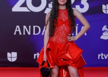 Entre lágrimas, la venezolana Joaquina alzó su premio como Mejor Nuevo Artista en los Latin Grammy