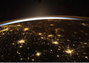 Desde el espacio: impactantes IMÁGENES de la atmósfera de la Tierra iluminada por el Sol