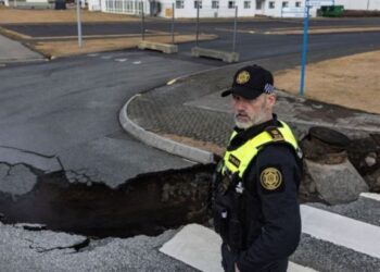 Grindavík, el pueblo de Islandia que se está hundiendo cuatro centímetros al día por la inestabilidad volcánica