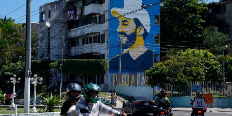 Delegación de vicepresidenta Harris visita El Salvador y se reúne con Bukele