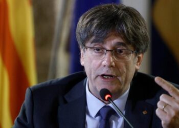 Juez pide que se investigue al expresidente catalán Puigdemont por terrorismo