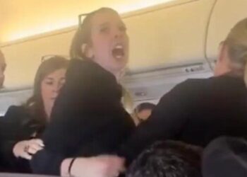 “Soy víctima de trata”: Mujer alertó a todos los pasajeros en pleno vuelo a Kansas (VIDEO)