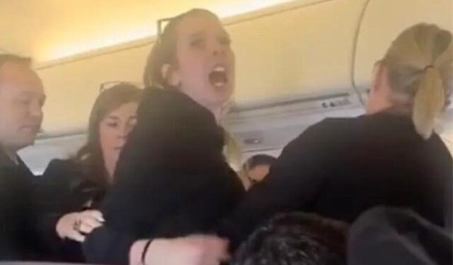 “Soy víctima de trata”: Mujer alertó a todos los pasajeros en pleno vuelo a Kansas (VIDEO)