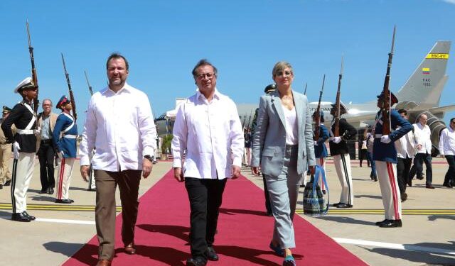 Maduro recibió a Petro en el Palacio de Miraflores para sostener reunión privada (VIDEO)