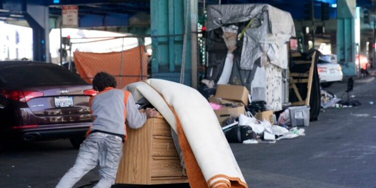 La pobreza disminuyó en América Latina, pero persiste la desigualdad, según la CEPAL