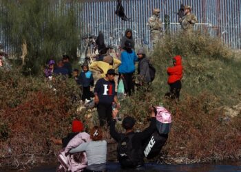 Migrantes de la caravana llegan a la frontera México – EEUU pero afrontan nuevos obstáculos