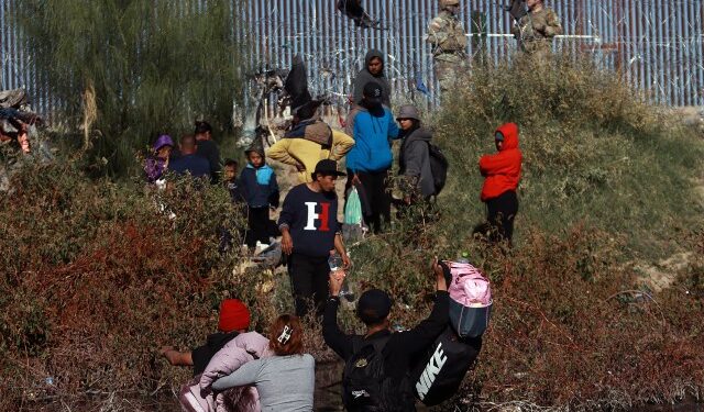 Migrantes de la caravana llegan a la frontera México – EEUU pero afrontan nuevos obstáculos