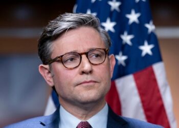 Ultraconservadores republicanos en el Congreso limitan su apoyo a Mike Johnson