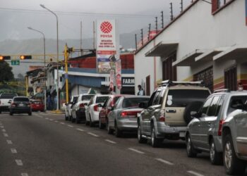 Drama y caos en San Cristóbal para llenar tanques de gasolina