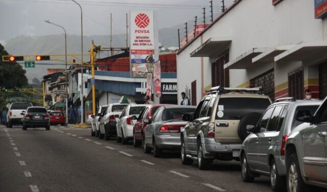 Drama y caos en San Cristóbal para llenar tanques de gasolina