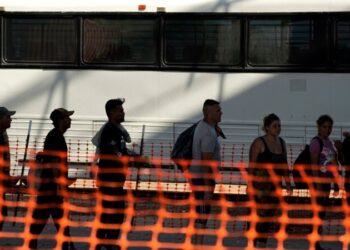 EEUU cierra circulación en un punto fronterizo y limita el tránsito en otro debido a cruces ilegales