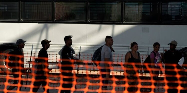 EEUU cierra circulación en un punto fronterizo y limita el tránsito en otro debido a cruces ilegales