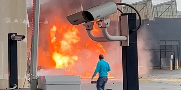 FBI cierra pesquisa de vehículo que estalló en las Cataratas del Niágara