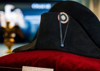 Sombrero de Napoleón se vende en 2,1 millones de dólares en subasta en París