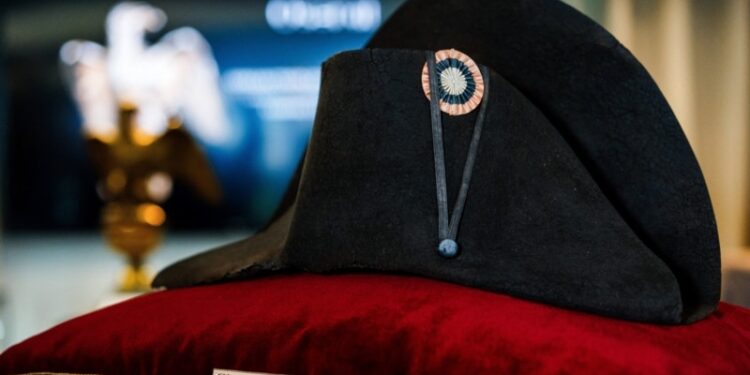 Sombrero de Napoleón se vende en 2,1 millones de dólares en subasta en París